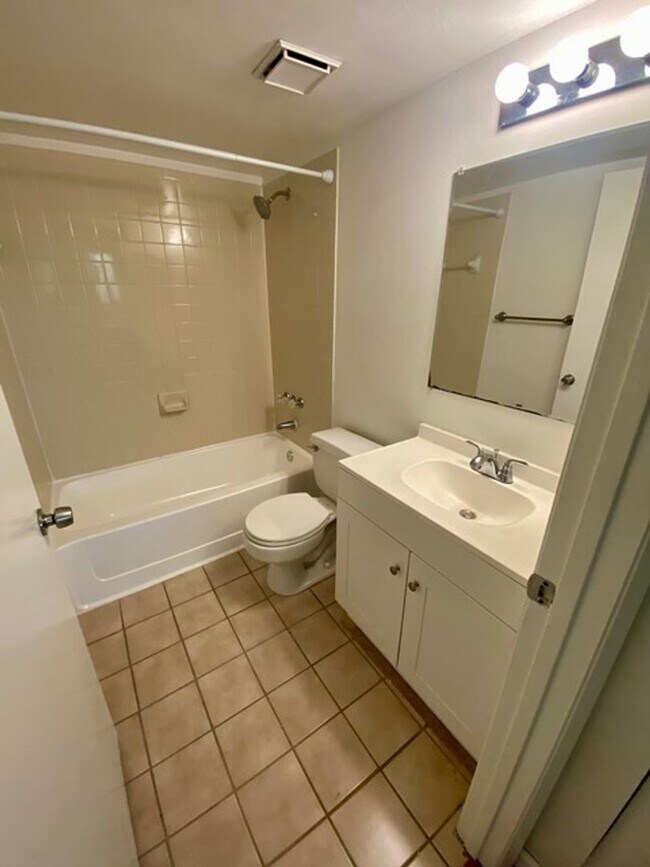 Building Photo - 351 Palm Way
