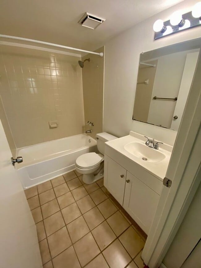 Building Photo - Great Condo in Pembroke Pines