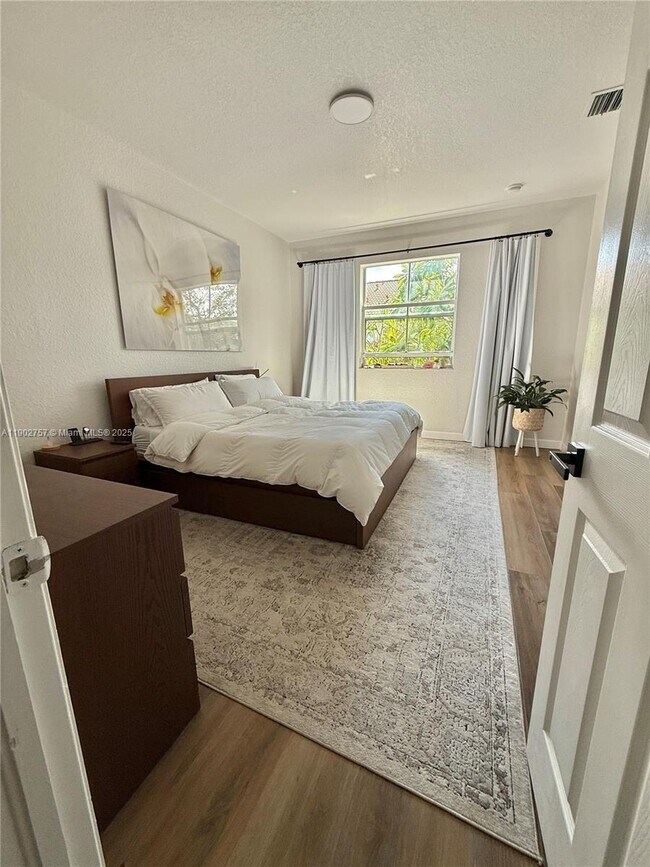 Building Photo - 1034 NE 208th St