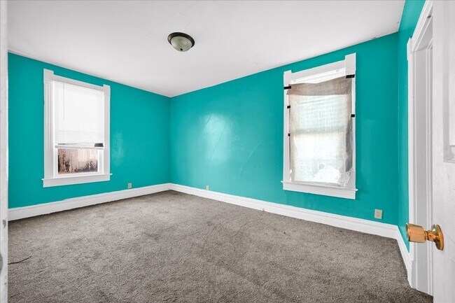 Building Photo - 102 N Cedar Ave