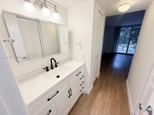 Building Photo - 1400 St Charles Pl