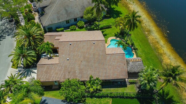 Building Photo - 3043 Lakewood Dr