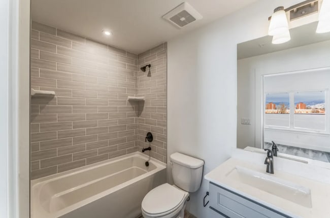 Building Photo - 1/2 of 1st months rent! Condo for Rent- Wa...