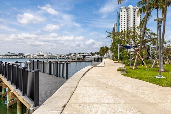 Building Photo - 1800 Sunset Harbour Dr