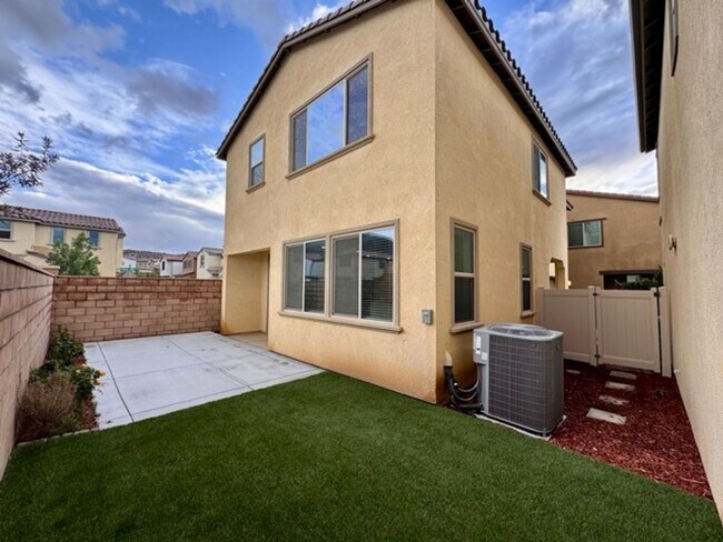 Building Photo - SOLAR INCLUDED! Stunning 3 Bedroom Home in...