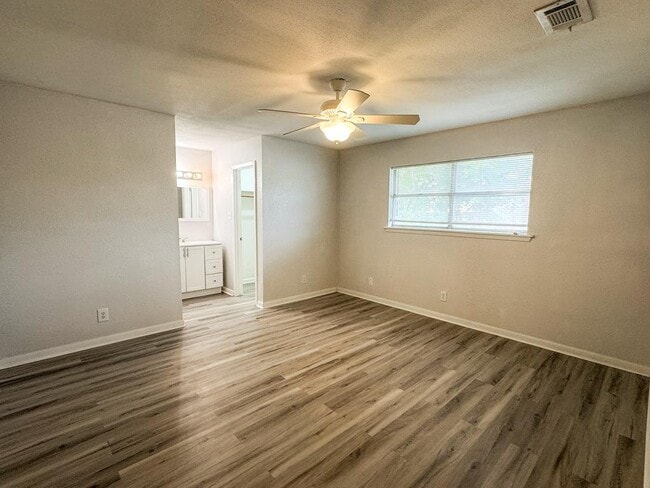 Building Photo - 102 Tanglewood Dr