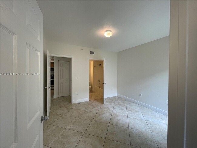 Building Photo - 2586 Centergate Dr