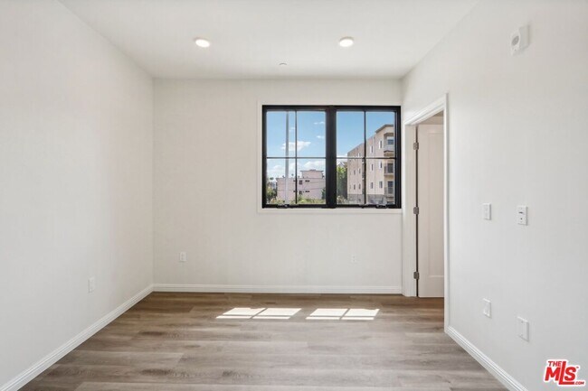 Building Photo - 951 S Wilton Pl