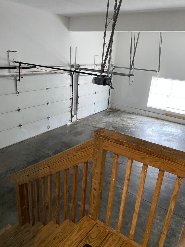 Building Photo - 5 Bedroom/3 bathroom house