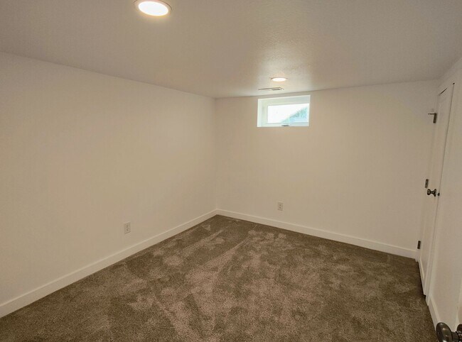 Building Photo - 875 E Gregson Ave