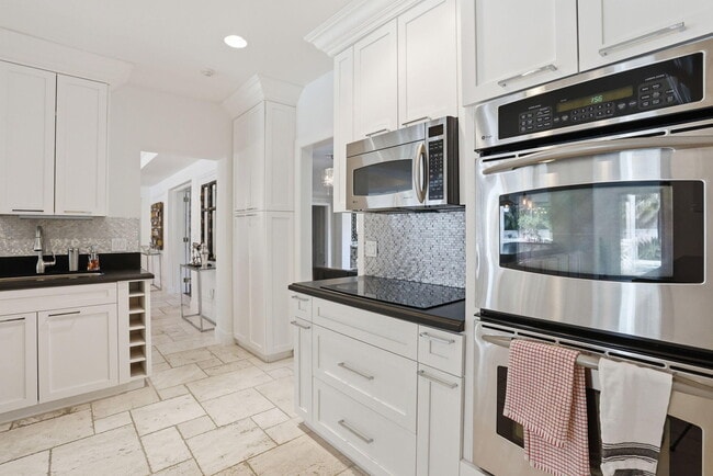 Building Photo - 309 NE 8th Ave