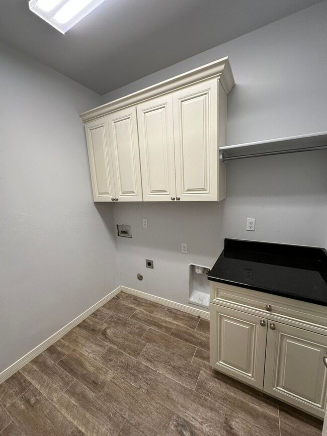 Building Photo - 4 Bed 3 Bath Home