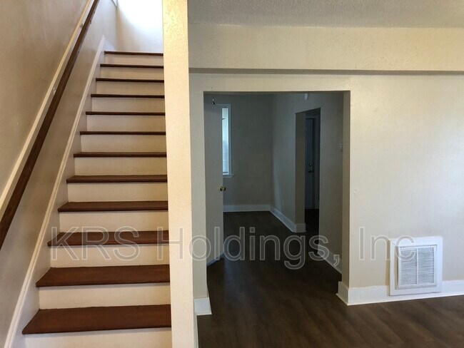 Building Photo - 1032 37th St