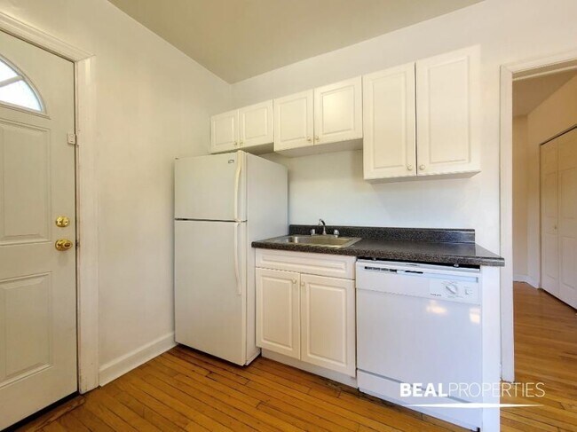 Building Photo - 1 bedroom in CHICAGO IL 60657