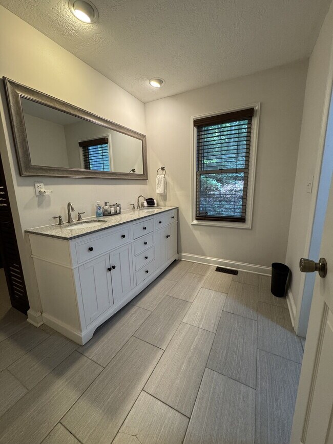 Building Photo - Fairview home 5 bedroom 3 1/2 bathroom home