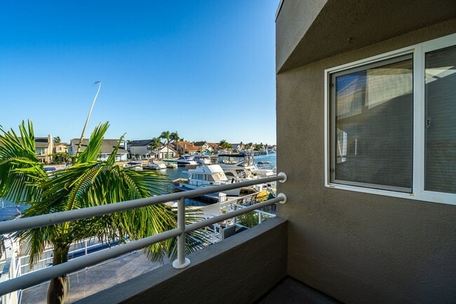 Building Photo - Stunning Waterfront Townhome in Huntington Beach!
