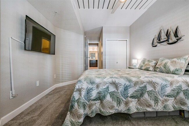 Building Photo - 2410 W Azeele St