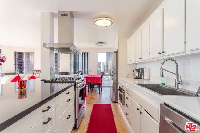 Building Photo - 800 W 1st St