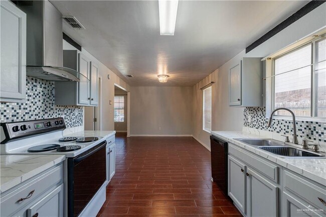 Building Photo - 17 Roundup Cir