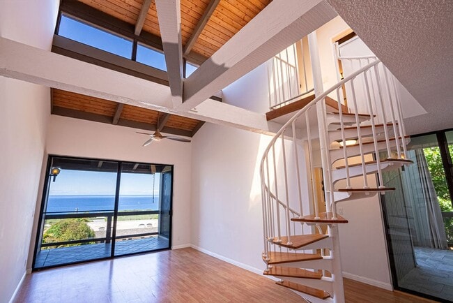 Building Photo - Unfurnished 3 bedroom 3 bath condo with oc...