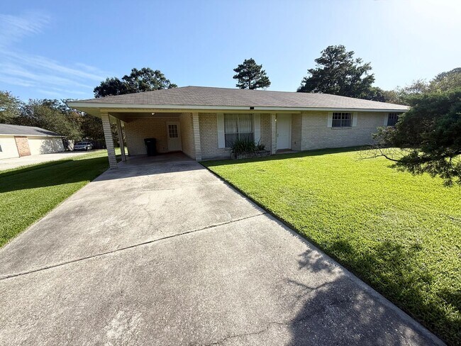 Building Photo - Spacious 3 bedroom 2 bath home in Zachary