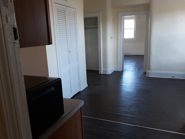 coming into the main room - 111 E University Ave