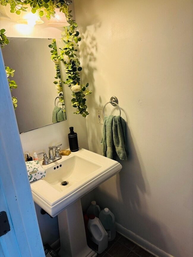 Building Photo - 301 S Lipona Rd