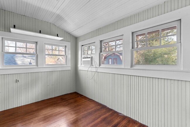 Building Photo - 7413 Maple Ave
