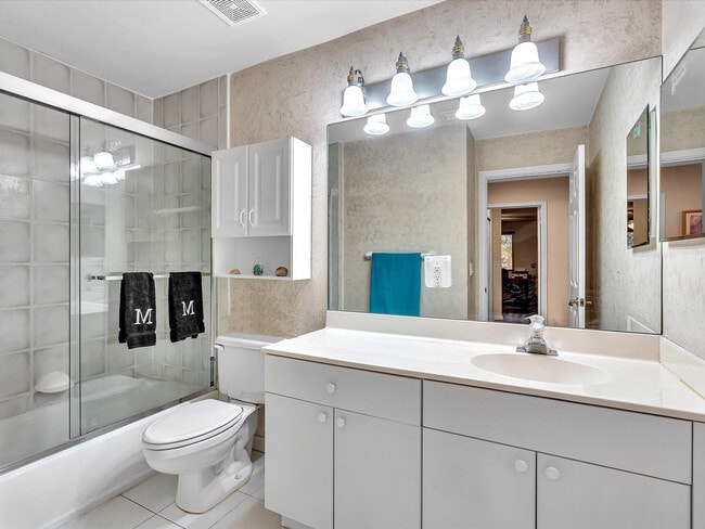 Building Photo - 1449 Banyan Cir