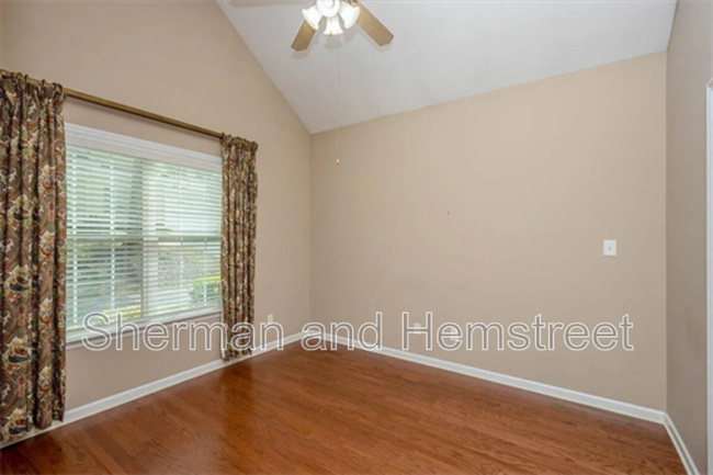 Building Photo - 2002 Amberley Dr