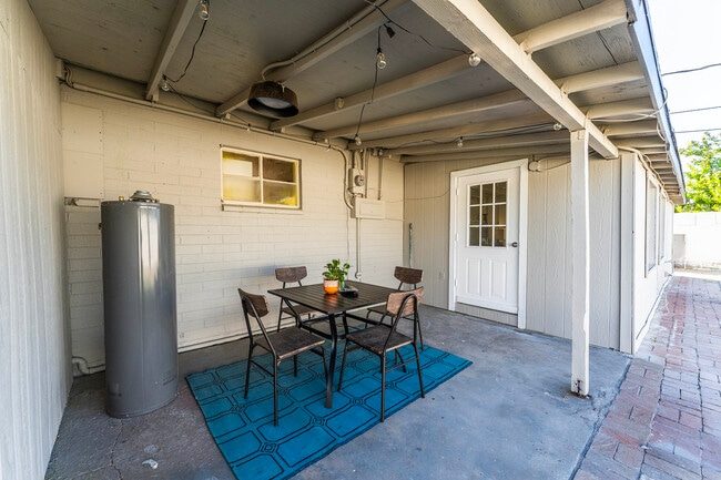 Building Photo - 2614 W Greenway Rd