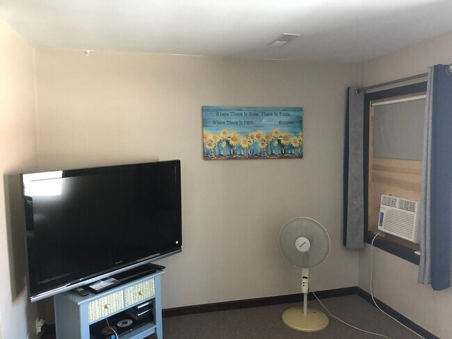 Living Room photo 1 - 118 E Washington St