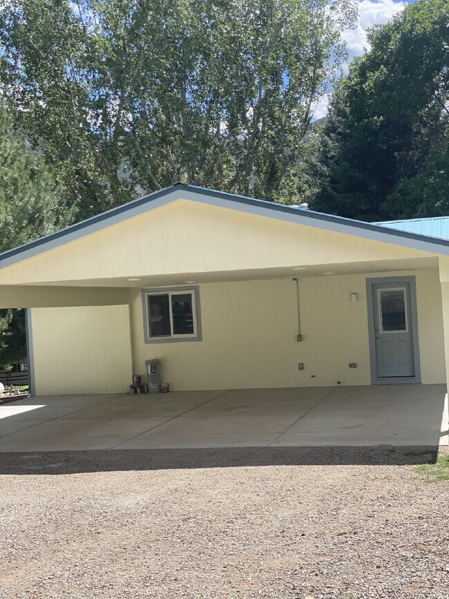 Building Photo - Country Living, 3 Bedroom, 2 Bath Home in New Castle