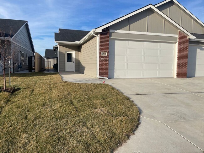 Building Photo - 3809/11 Bluelake