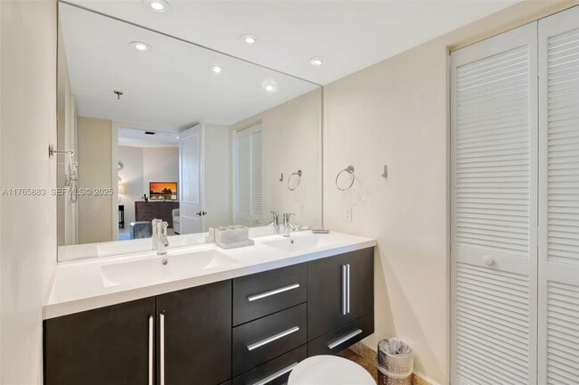 Building Photo - 520 Brickell Key Dr
