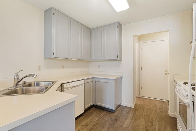 Building Photo - 7 Meridian Cir