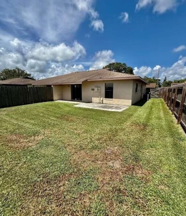Building Photo - 2 bed 2 bath 2-plex with 1000 sf. and gara...