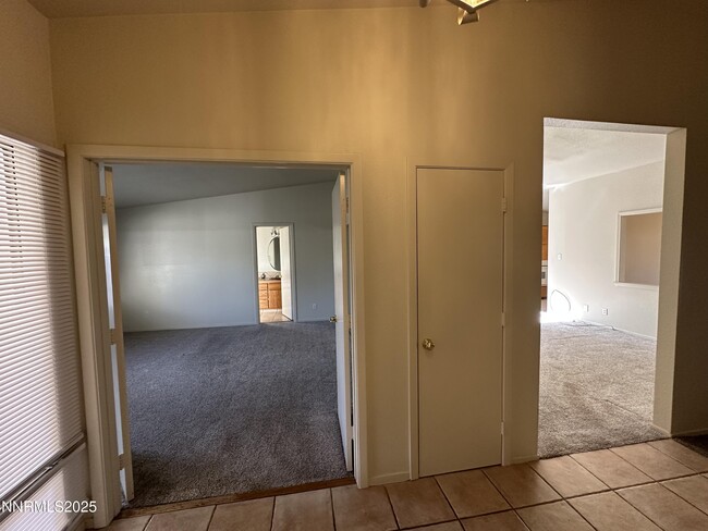 Building Photo - 835 Singingwood Dr