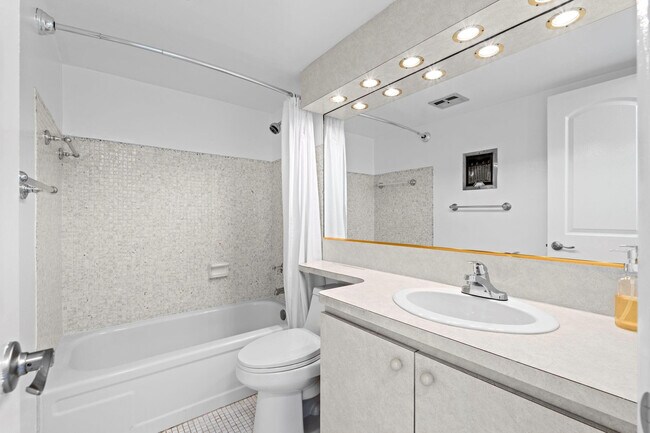 Building Photo - 581 Blue Heron Dr