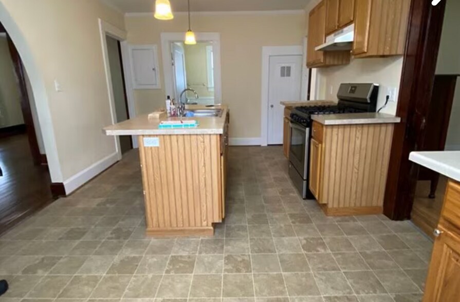 Building Photo - 317 E 20th St