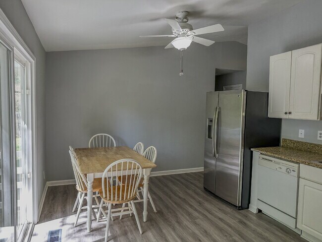 Building Photo - Charming 3-Bedroom 2-Bathroom Haven with F...