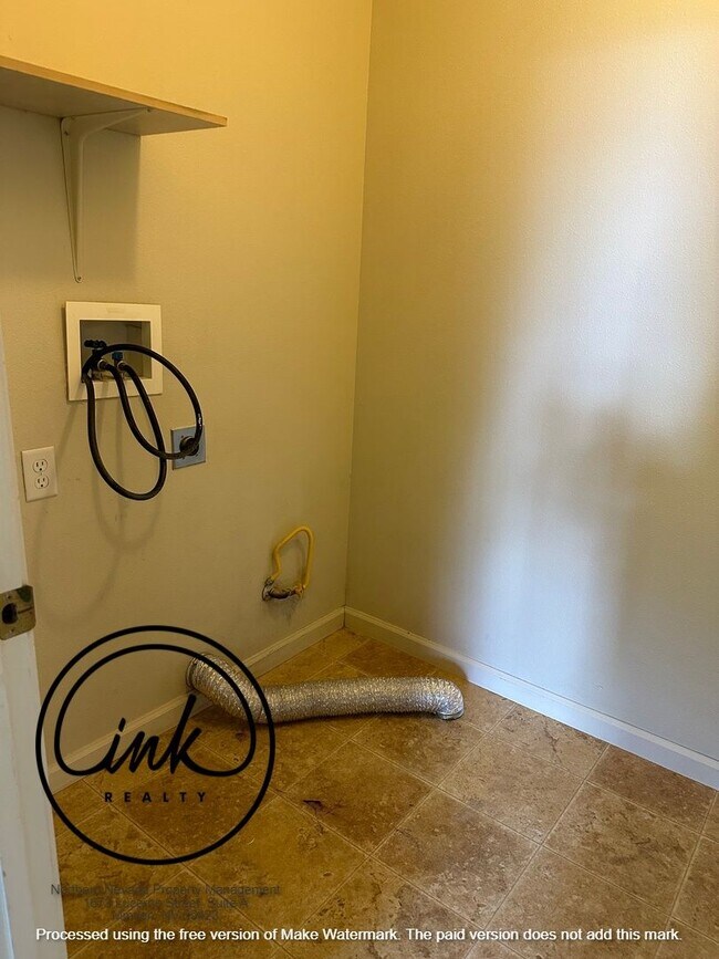 Building Photo - Cute townhome in Minden