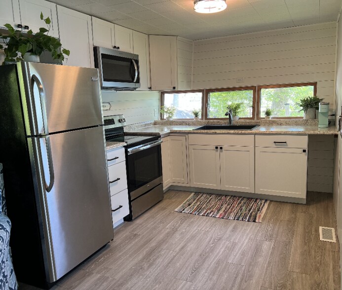 Building Photo - 7811 Hillside Dr