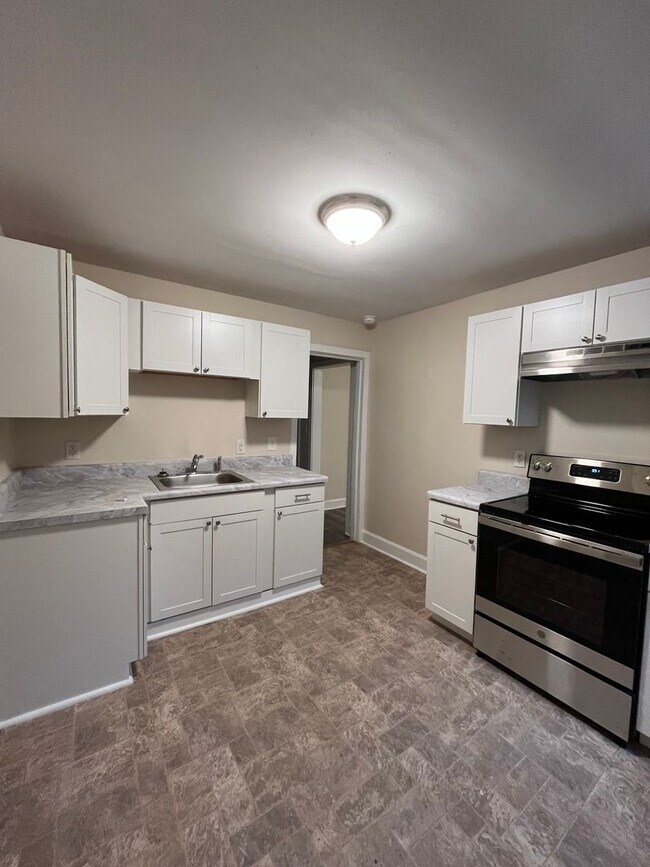 Building Photo - Cozy Cottage in West Nashville, Walk to Charlotte Park, Easy Interstate Access, Fenced Yard, Pet ...