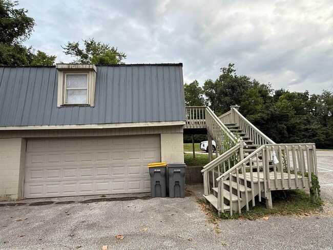 Building Photo - 1024 W Country Club Dr