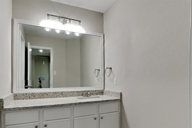 Building Photo - 16758 N Rail Dr