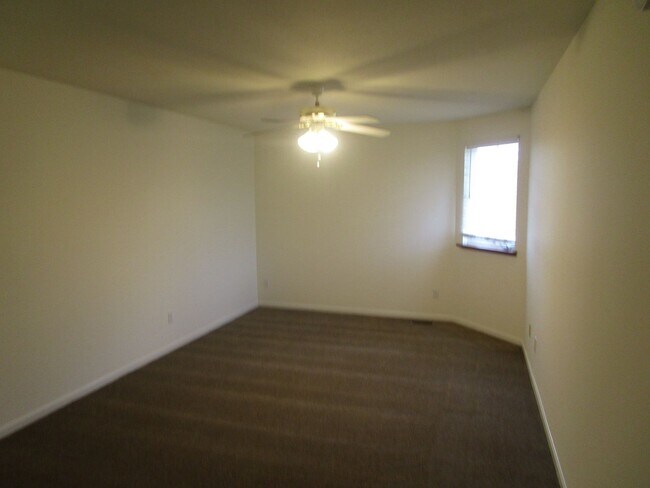 Building Photo - Huge 3 Bedroom, 2 Bath Town Home in SW Col...