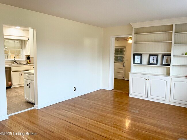 Building Photo - 7913 Greenway Dr