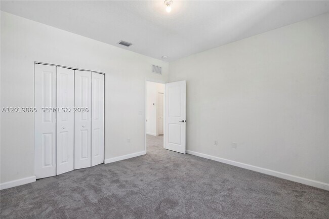 Building Photo - 4957 Oakmont Dr