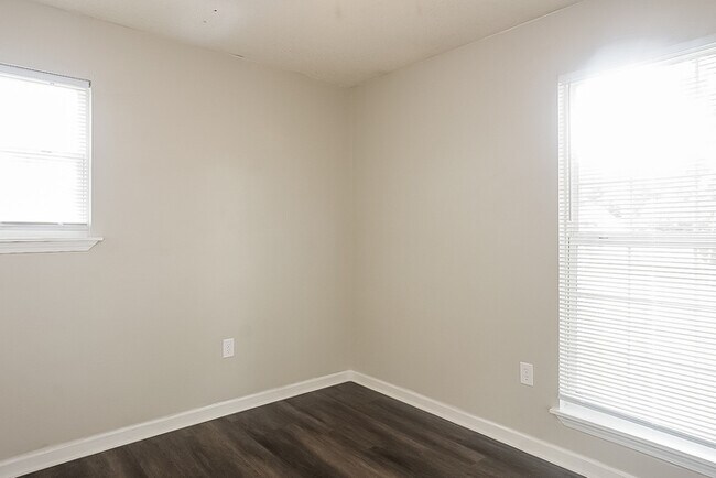 Building Photo - Beautiful 3 Bedroom Brick Ranch Home